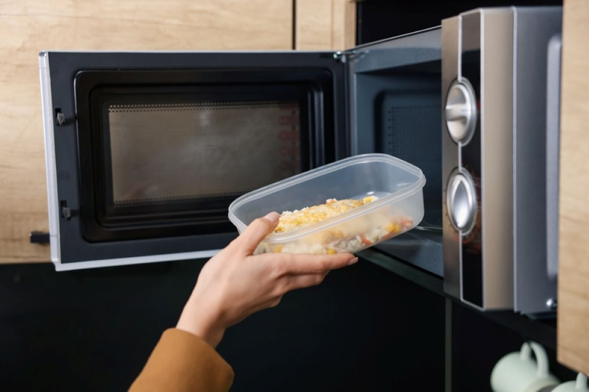 Cât de sănătos este să încălzeşti mâncarea în recipiente de plastic