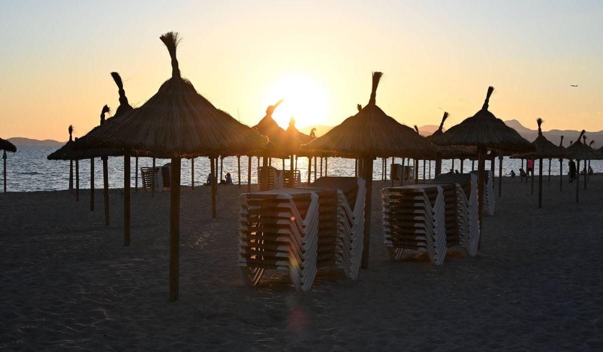 Plajele preferate ale românilor rămân fără sezlonguri