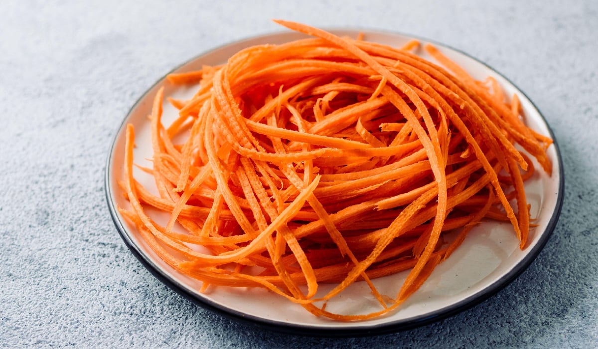 Salata de morcovi care face furori pe internet. Ce beneficii are cu adevărat