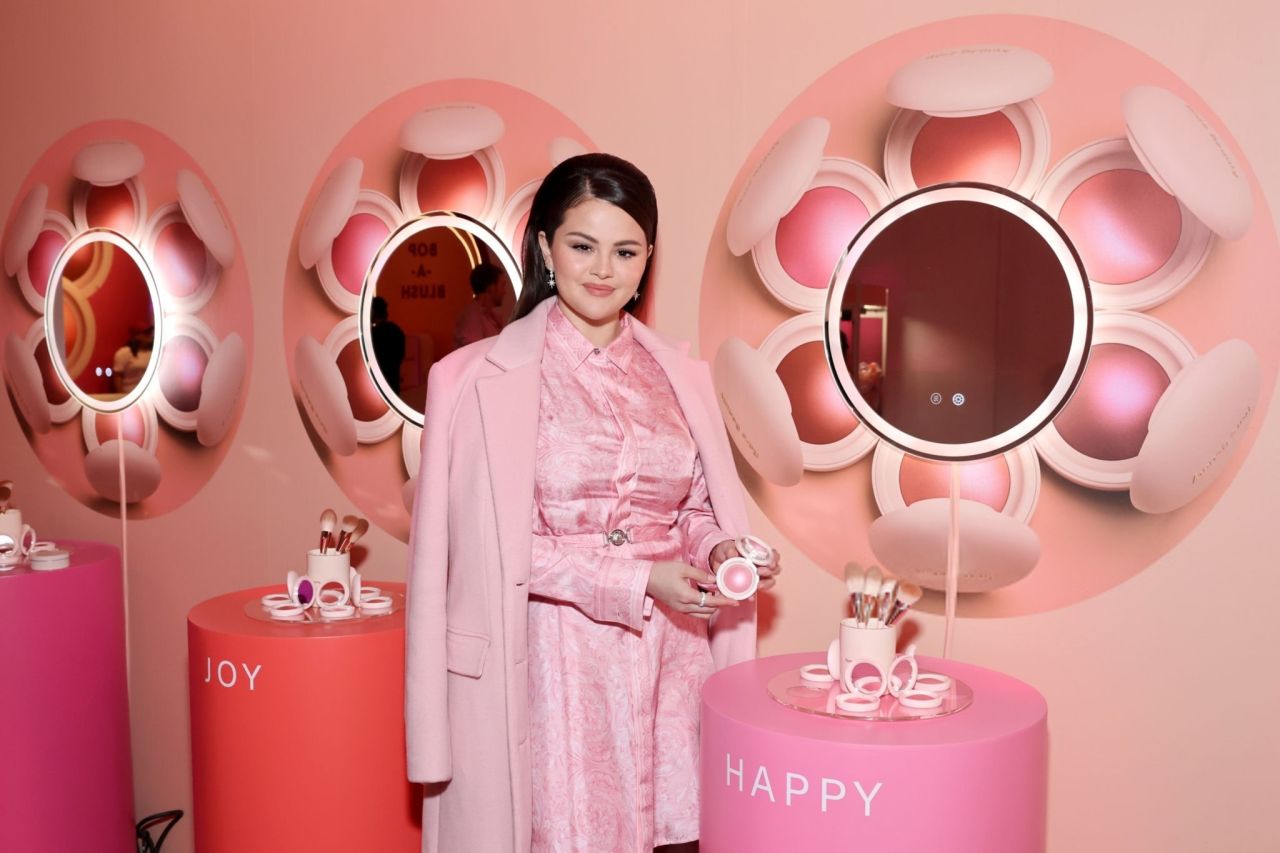 Selena Gomez prezintă primul parfum Rare Beauty