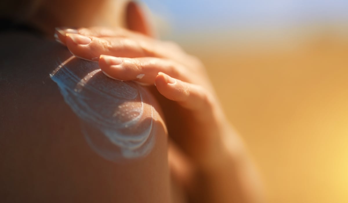Motivul pentru care trebuie să te dai mereu cu cremă cu protecție solară