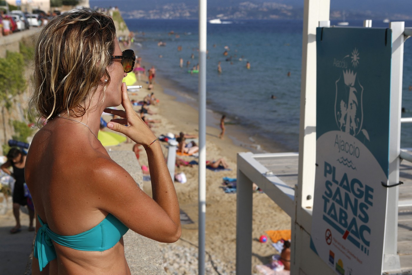 De la 1 iulie, adio fumat pe plajă. Noi reguli anti-tutun radicale într-una din destinațiile turistice de top ale Europei
