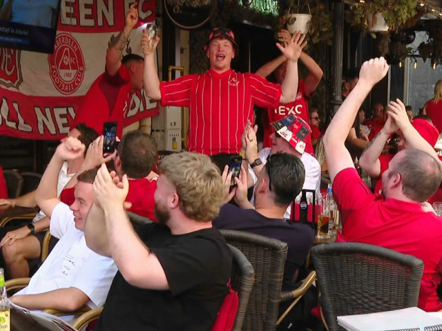 Video Exclusiv | Fanii lui Aberdeen au invadat Centrul Vechi din București