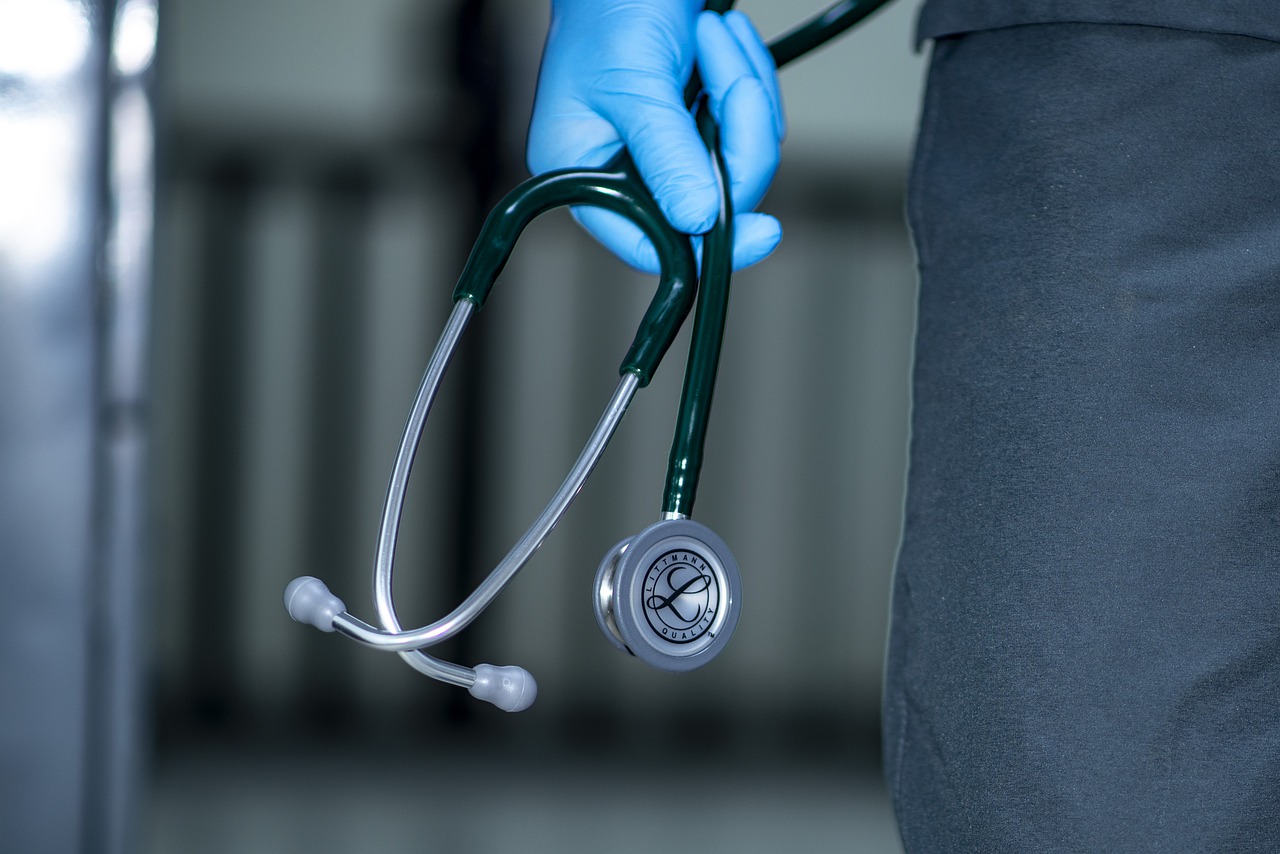 Stetoscop bazat pe inteligență artificială, care poate detecta trei afecțiuni cardiace în 15 secunde