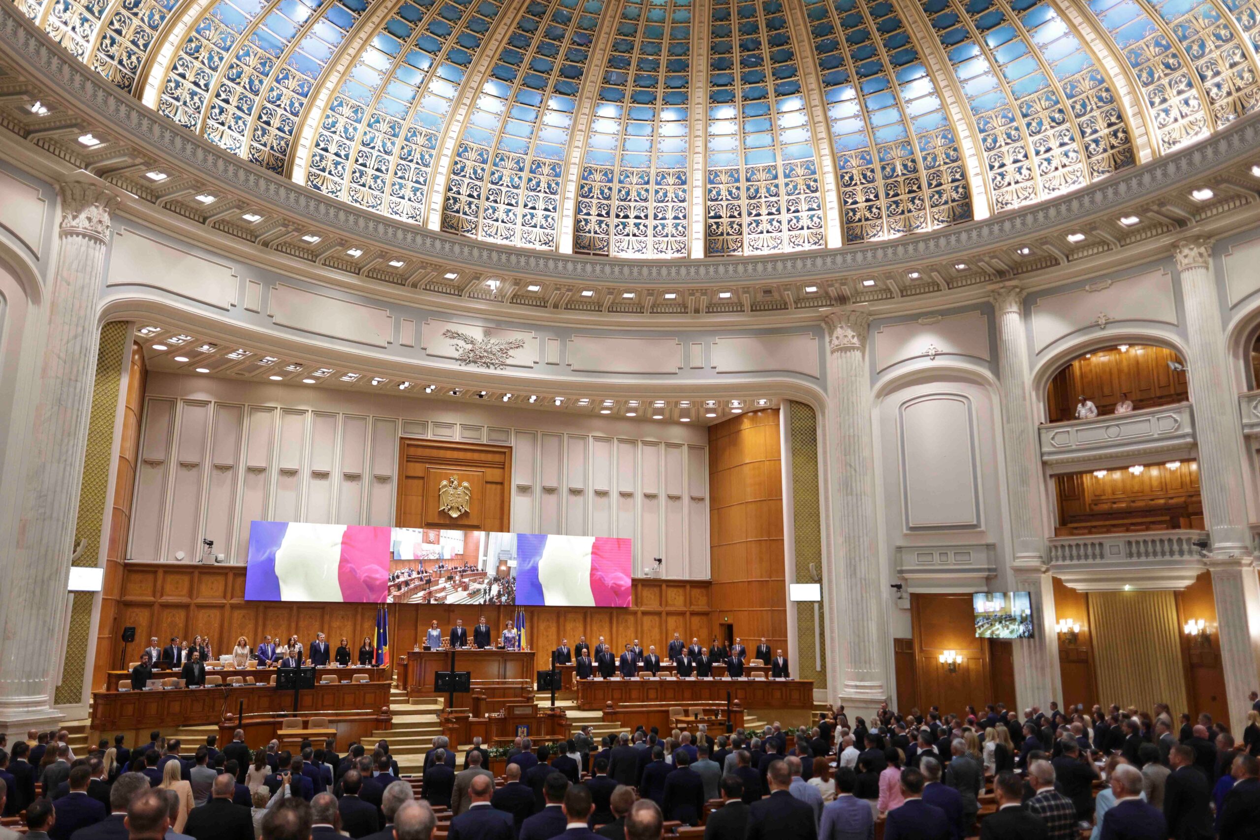 Parlamentul cheltuie lunar un milion de euro pentru angajații aleșilor. Recordul stabilit de unul dintre senatori