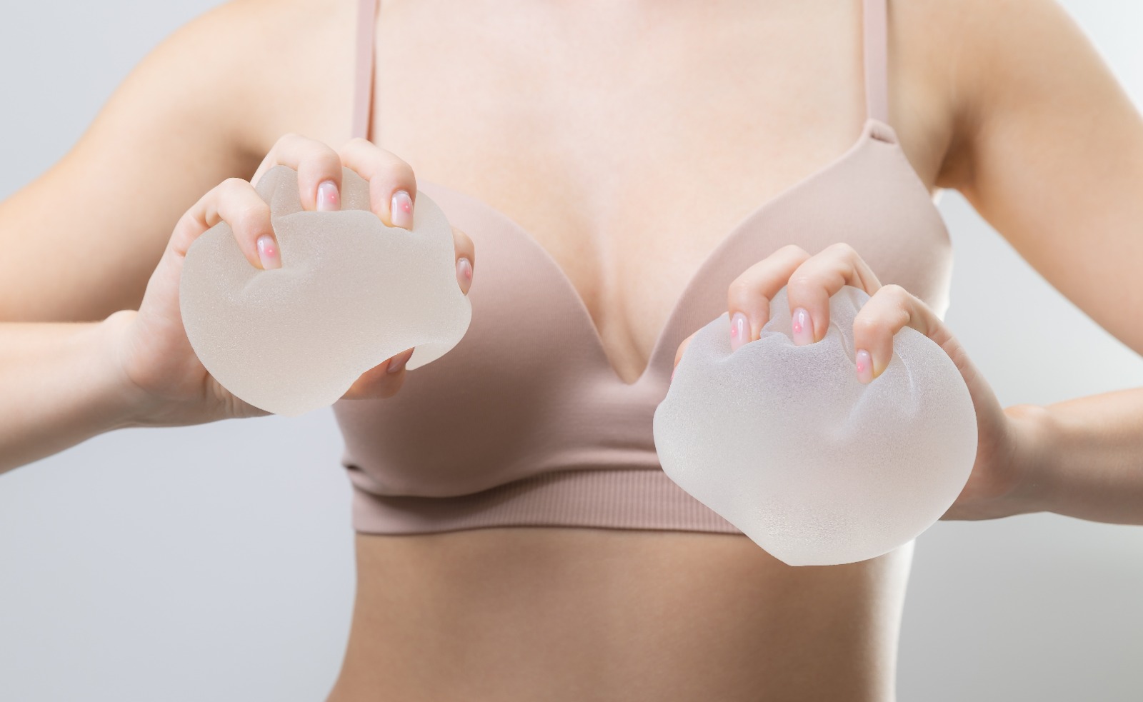 O adolescentă de 14 ani a murit după ce și-a pus silicoane. Medicul plastician (45 ani) era chiar iubitul ei