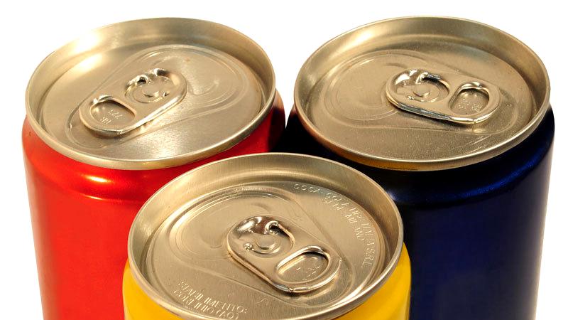 Consumul excesiv de sucuri carbogazoase și alcool provoacă albirea accelerată și căderea părului la tineri