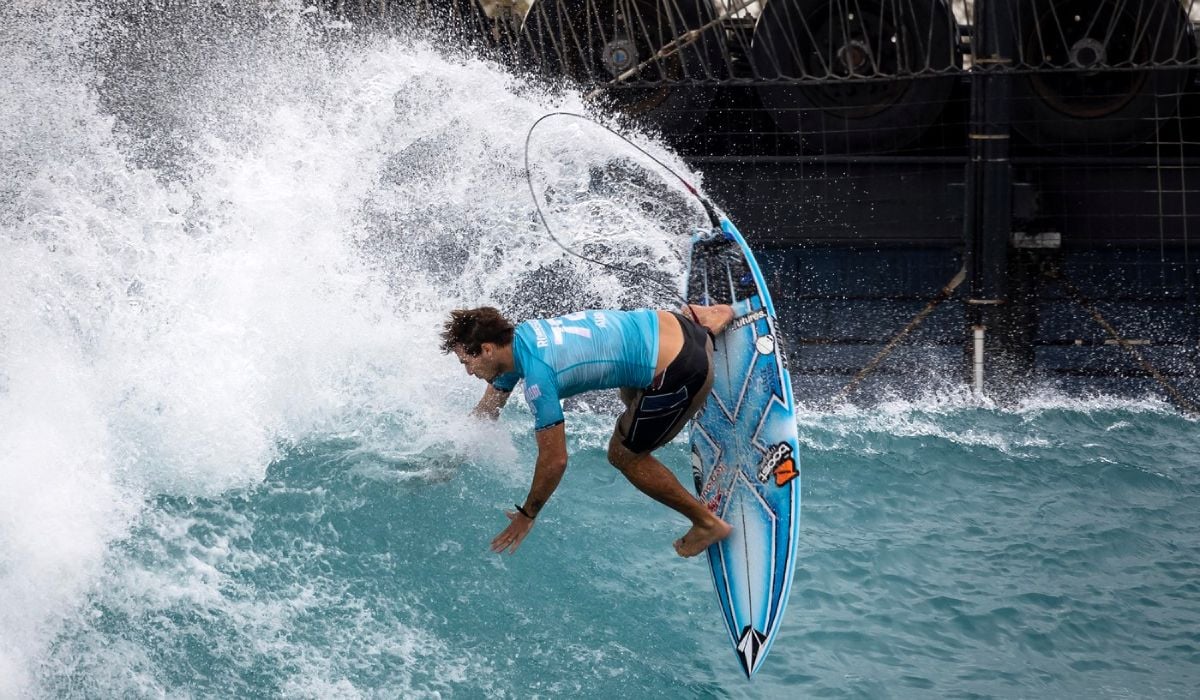 Unul dintre cele mai scumpe locuri de surf din lume. Cât plătesc bogații pentru un val în Abu Dhabi
