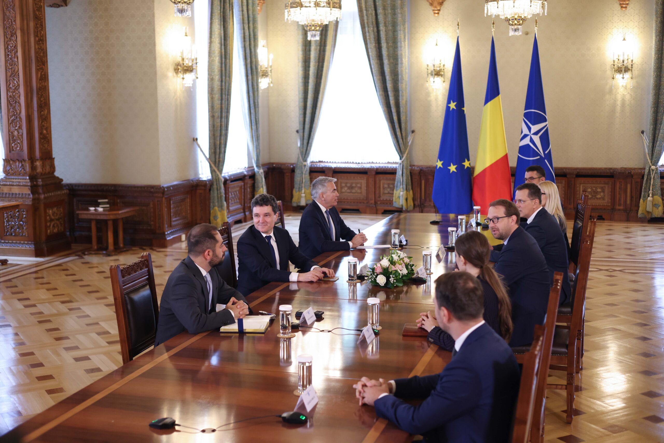 Coaliția a ajuns la un acord privind reforma administrației locale: posturi desființate sau salarii reduse