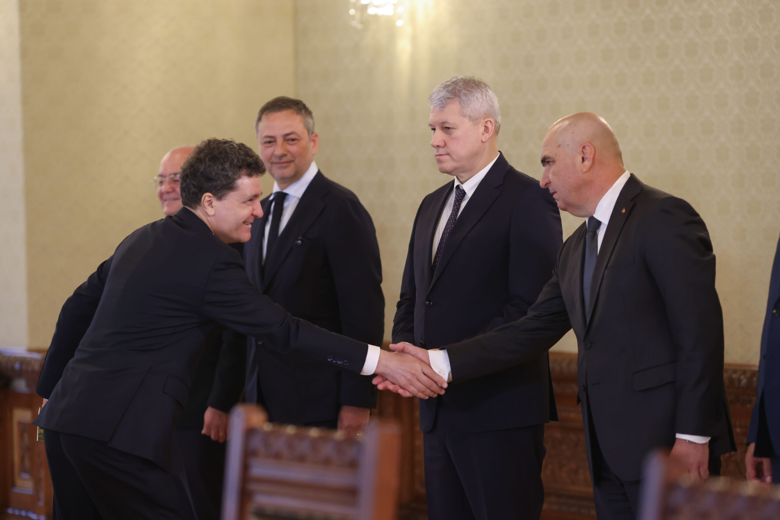 Cât de posibilă e o nouă fuziune a partidelor de dreapta. Politolog: „Întrebarea e în jurul cui se va face, în jurul PNL sau în jurul USR”