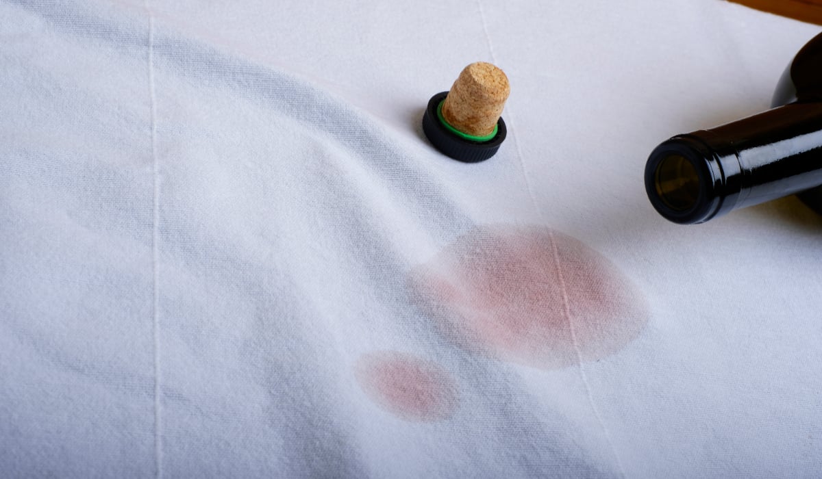 Cum să scoți petele de vin roșu de pe fața de masă: soluția simplă și eficientă