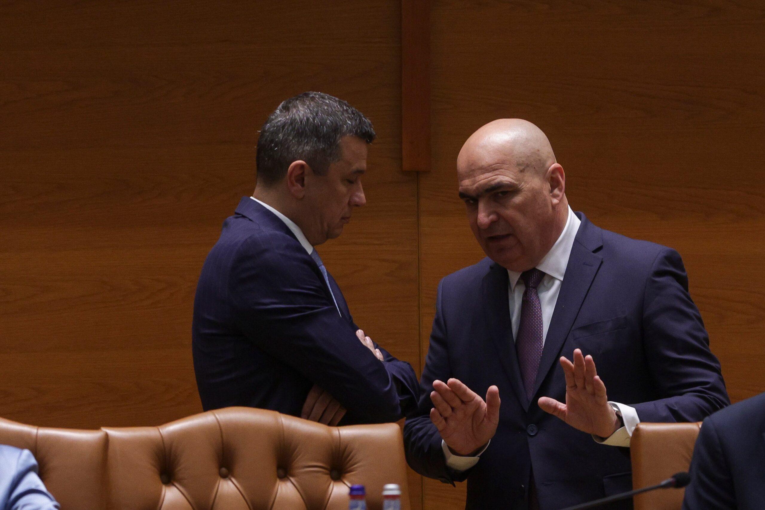 Cine câștigă electorat de pe urma scandalului generat de împărțirea banilor țării