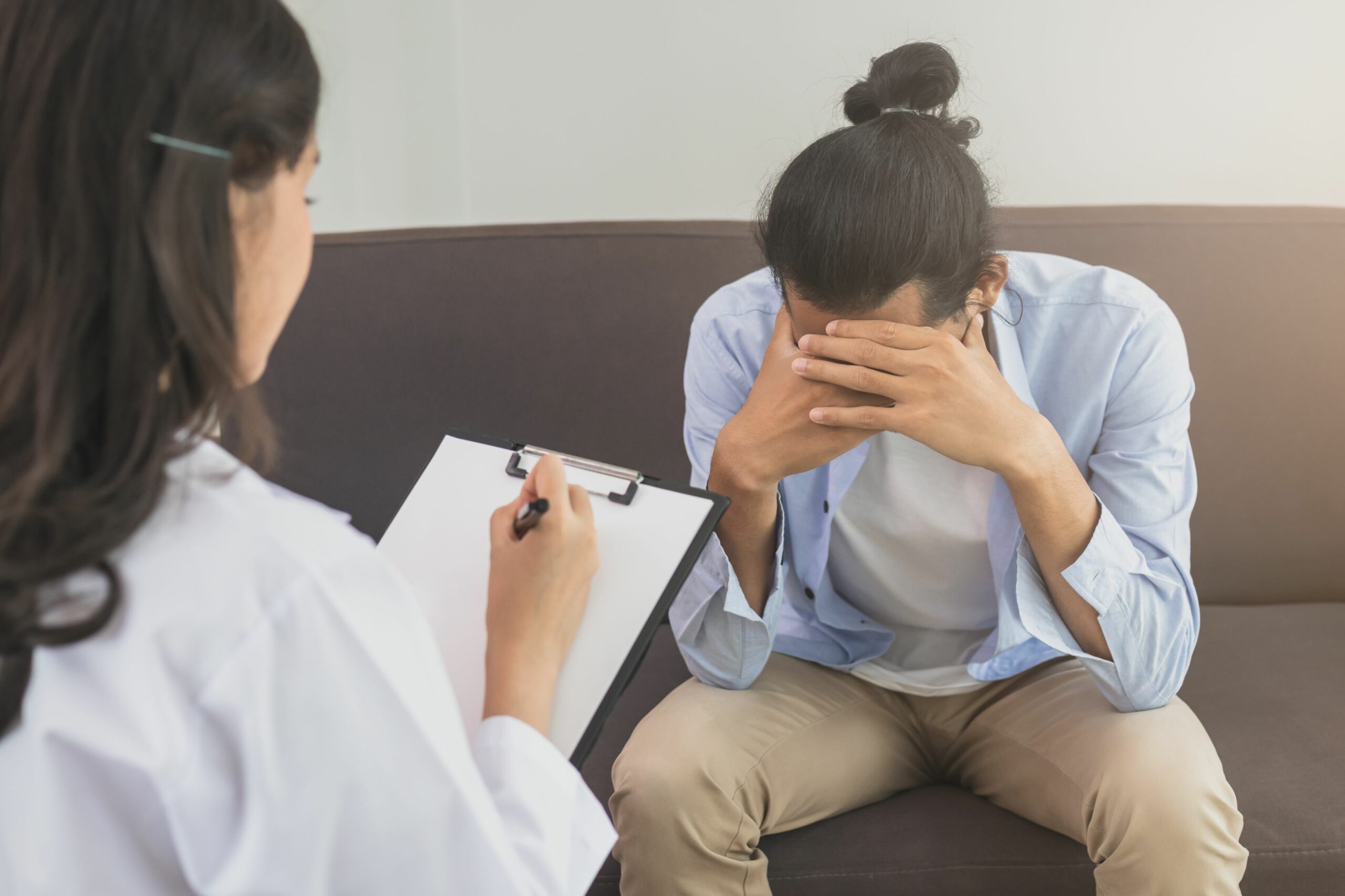 Sfaturile neurologilor pentru tratarea durerilor de cap. Ce ajută în cazul migrenelor, medicamentele, suplimentele alimentare, o cola sau un piercing?