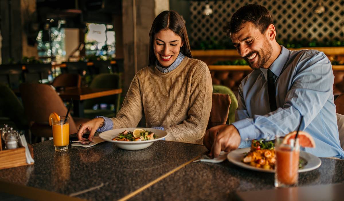 Semnele pe care bucătarii le observă imediat într-un restaurant și care ar trebui să te facă să pleci