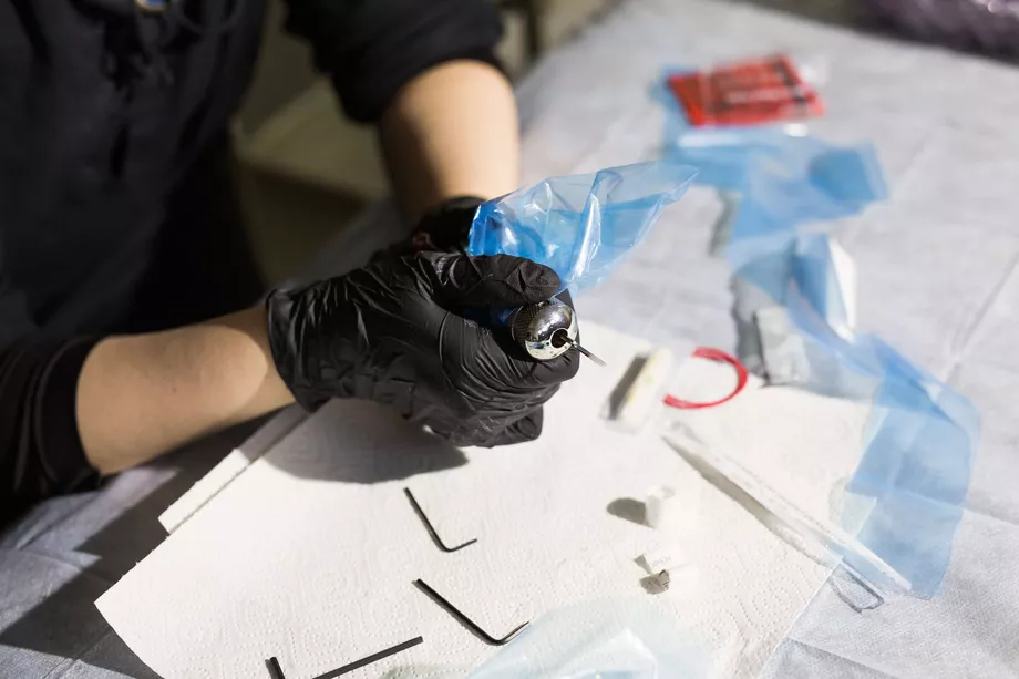 Unul din zece europeni are tatuaje, dar ce a pățit acest bărbat i-a lăsat pe medici fără cuvinte