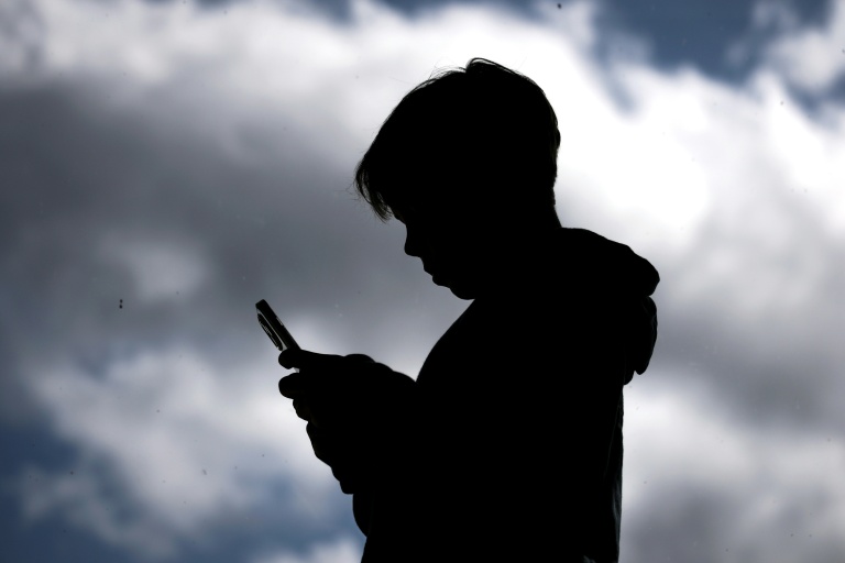 Rețelele de socializare dăunează adolescenților. Franța ia în considerare interzicerea acestora