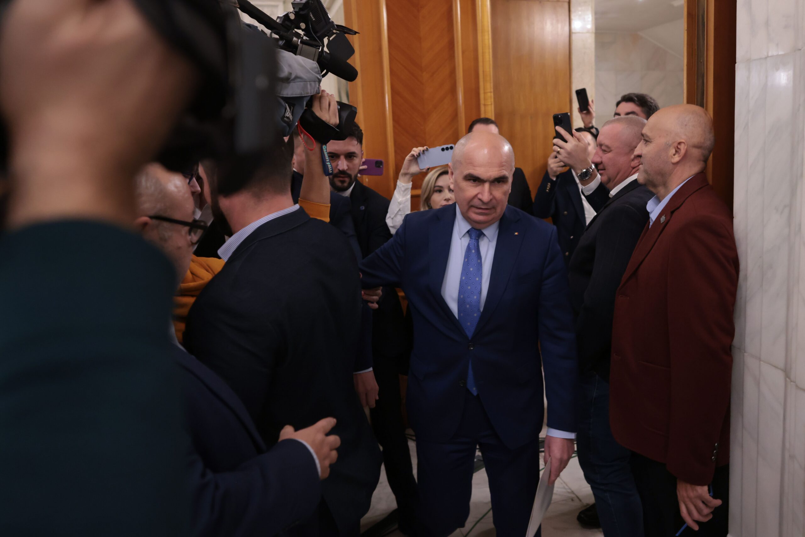 Trei moțiuni simple ale opoziției, printre care și una împotriva lui Ilie Bolojan, dezbătute și votate luni la Senat