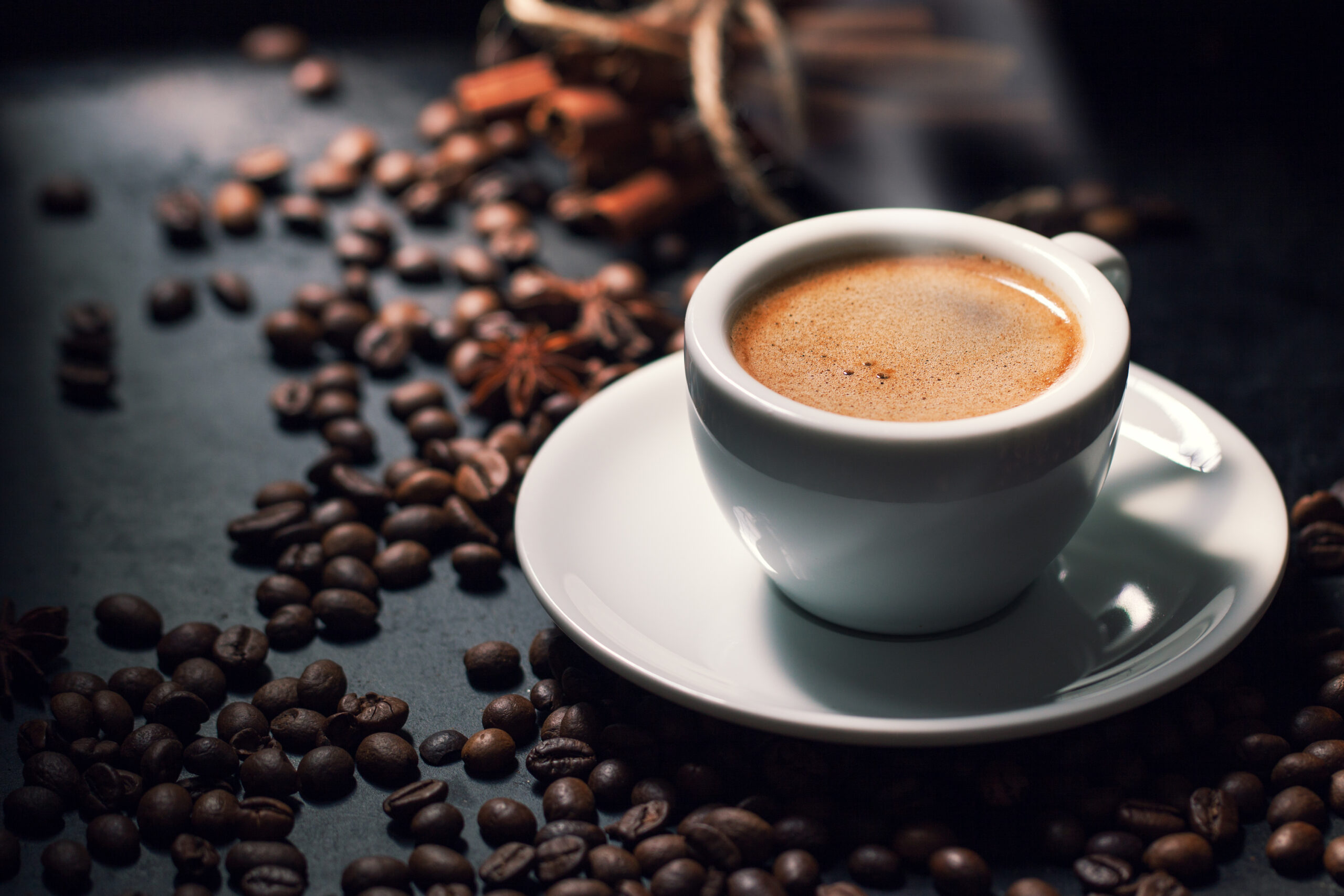 Ce se întâmplă dacă bei prea multă cafea? Limita zilnică explicată de un cardiolog