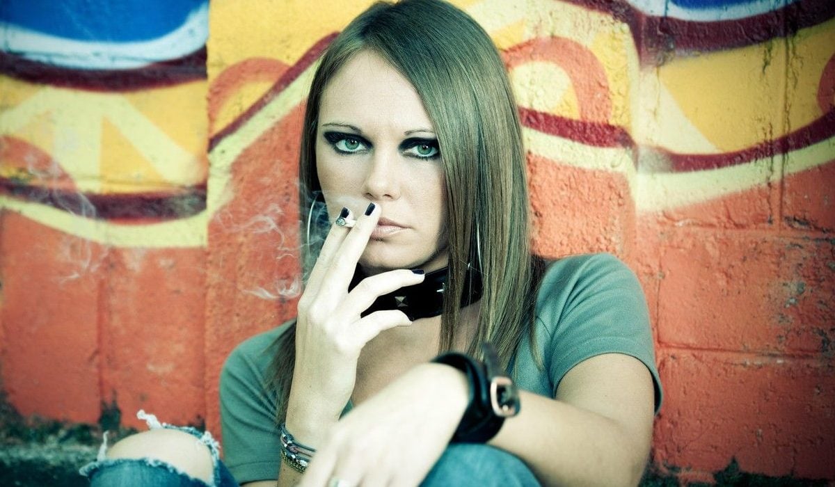 Toți tinerii sub 18 ani primesc interdicție pe viață la cumpărarea de țigări