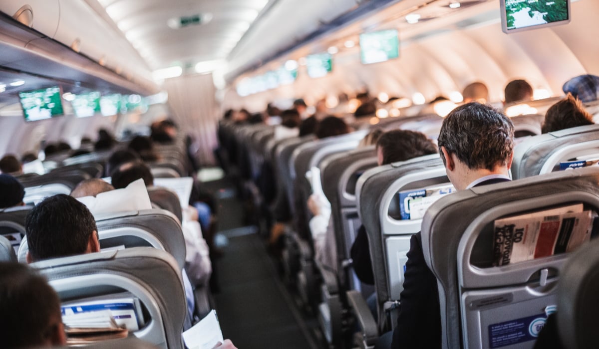 Care sunt cele mai bune locuri din avion pentru pasagerii care au frică de zbor