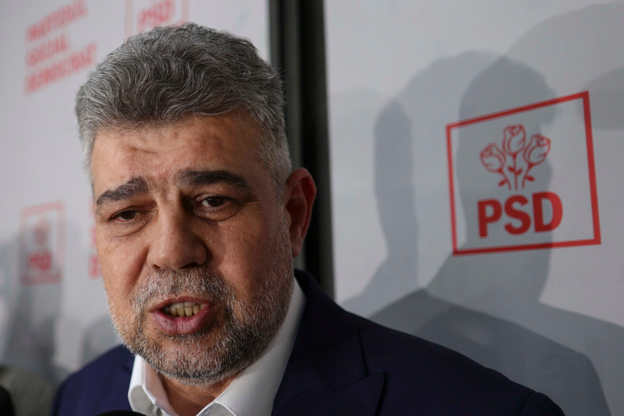 Marcel Ciolacu îl acuză pe Ilie Bolojan de „dezastru economic”. „Asta spun cifrele, nu propaganda bolojalnică”