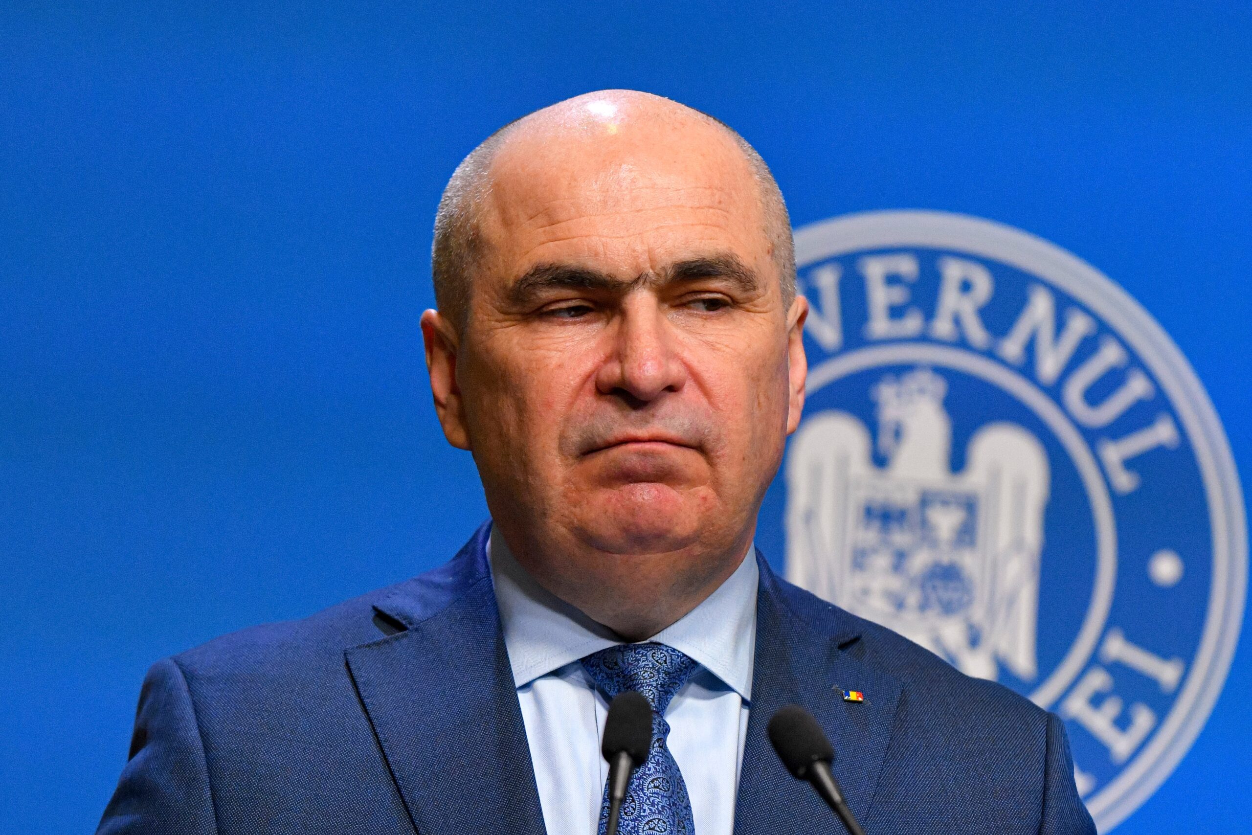 Lovitură pentru Bolojan din interior: soțul consilierei sale, judecătorul Alin Bodnar, contestă legea salarizării: „Proiectul este inacceptabil”