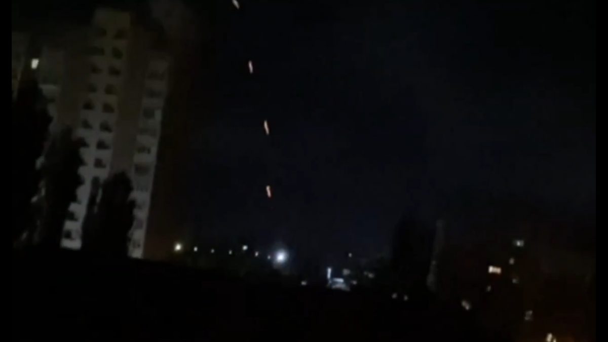 Rusia a atacat Kievul cu racheta balistică „Oreshnik” și cu drone, după ce Putin a ordonat Armatei ruse să pregătească un răspuns puternic la atacul din Luhansk, atribuit Ucrainei. Statele Unite l-au anunțat în prealabil pe Zelenski de atac