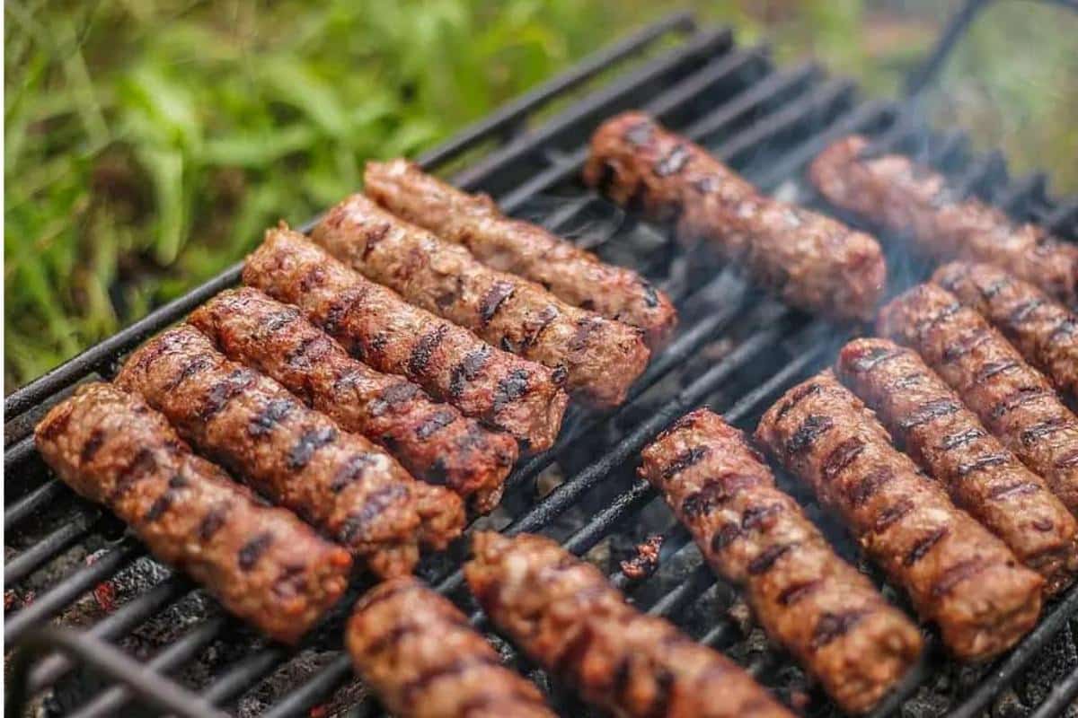 Au voie copiii să consume mici? Ce spune un medic român despre riscuri