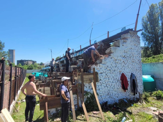 Se întâmplă în România! O echipă și-a demolat tribuna, înaintea meciului pentru promovare