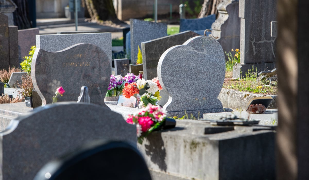 O familie din Slovacia a încremenit la cimitir când a auzit sunete ciudate din mormânt. Ce au descoperit când au deschis sicriul