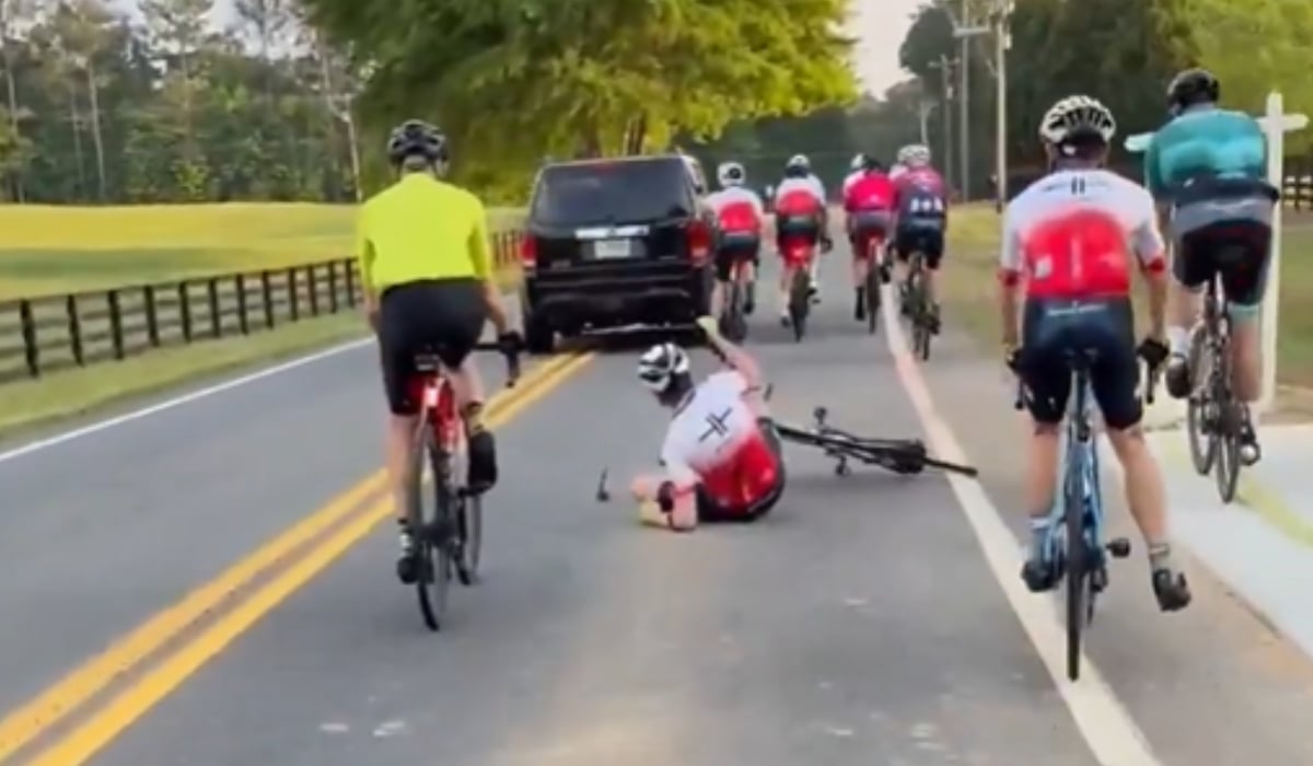 Momentul în care un șofer de 72 de ani a intrat intenționat cu mașina într-un grup de cicliști din fața lui, în SUA