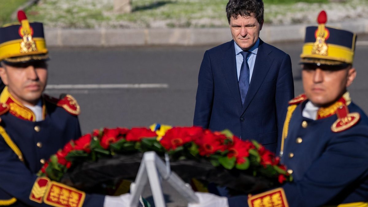Nicușor Dan a depus o coroană de flori la monumentul dedicat memoriei victimelor Mineriadei din iunie 1990