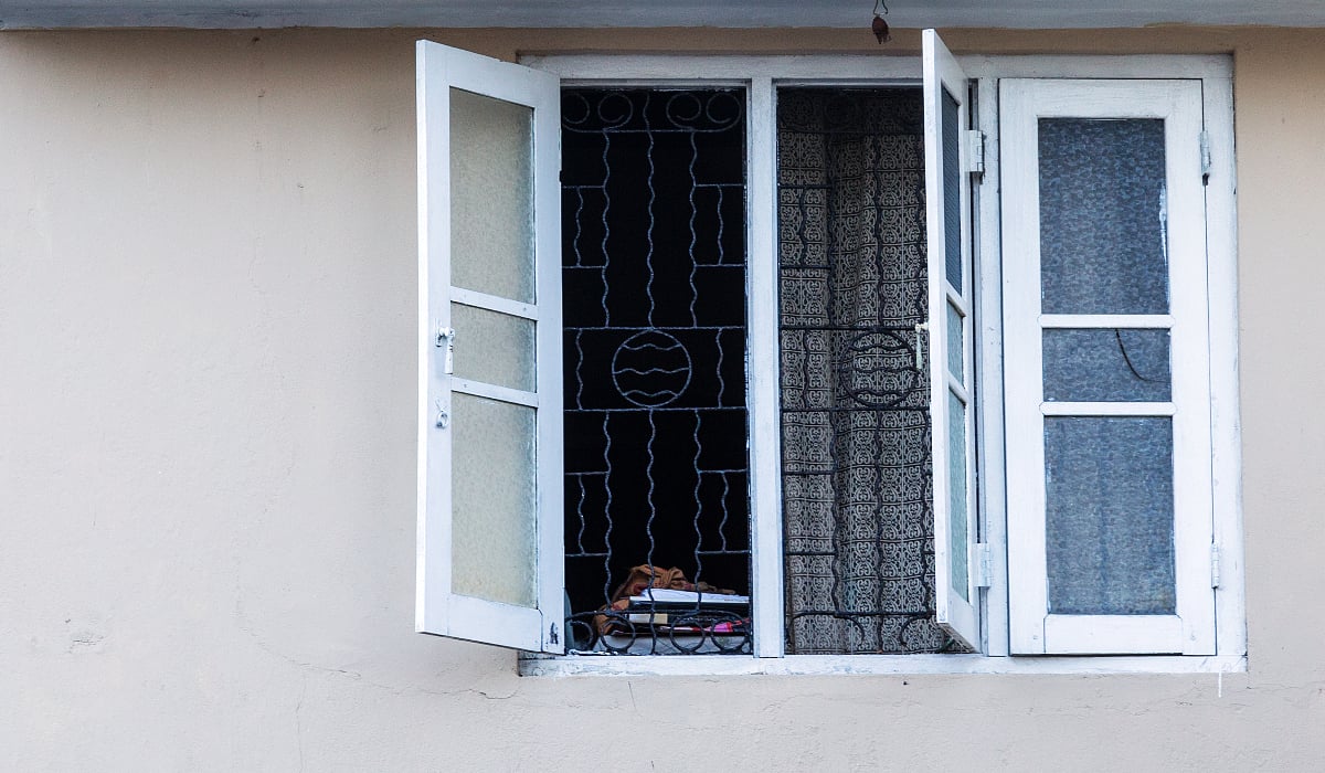 Ce se întâmplă dacă lași geamurile deschise pe caniculă. Greșeala care aduce căldură în casă