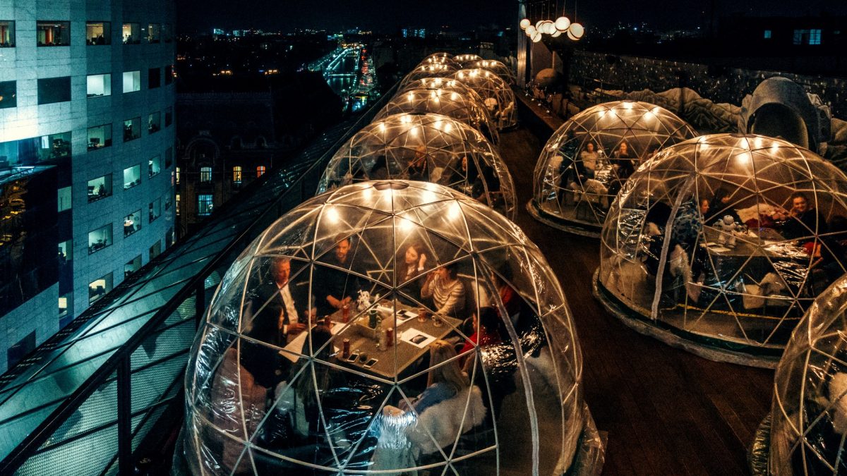 Unde te relaxezi în București vara asta? Topul celor mai frumoase terase și baruri pe care nu trebuie să le ratezi