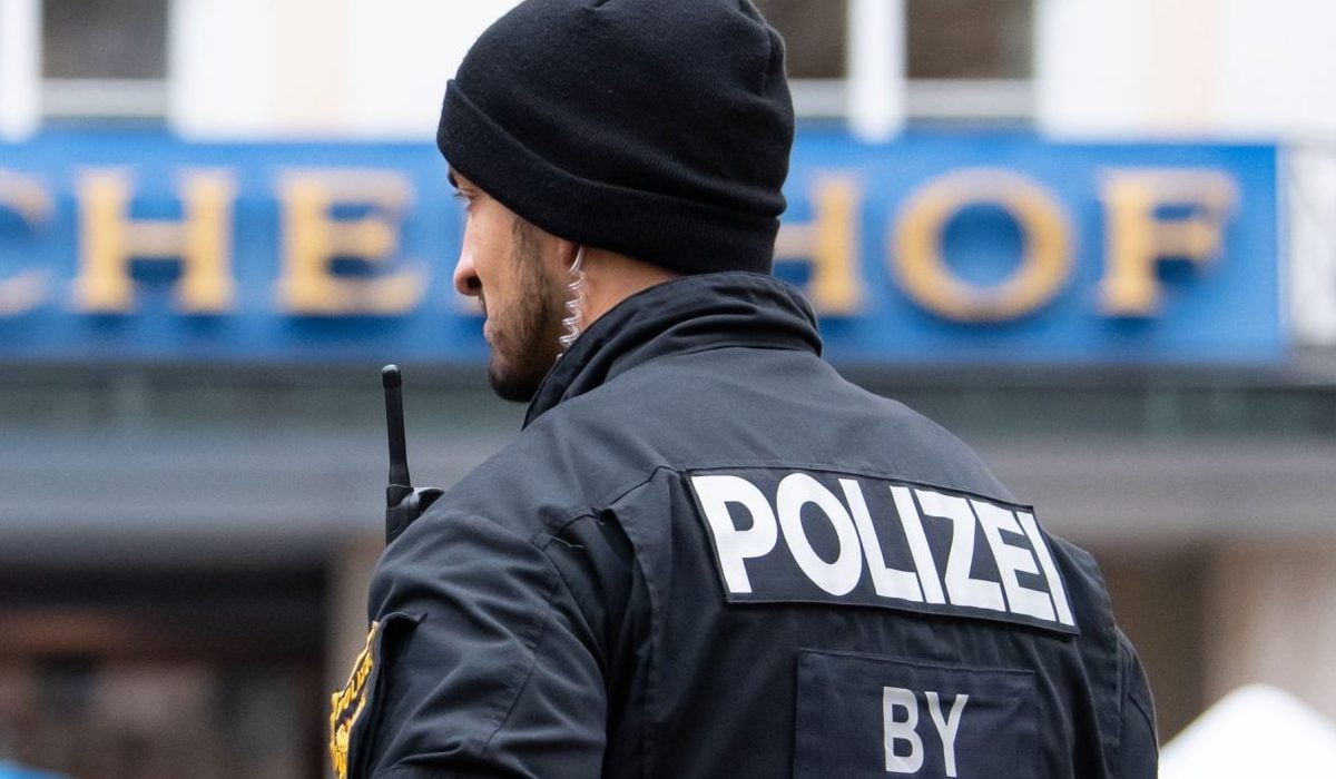 Un bărbat de 42 de ani a fost arestat pe loc după ce a cerut indicații poliției în timp ce încerca să ajungă acasă, în Elveția