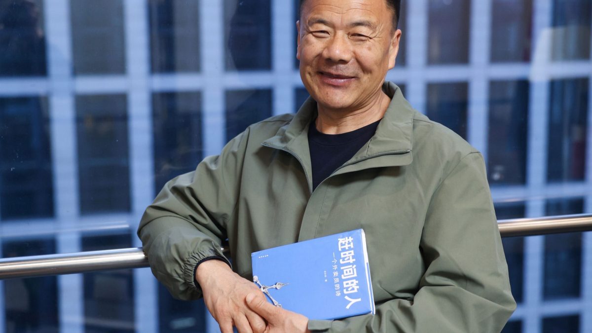 Un curier chinez a câștigat Premiul Literar Lu Xun cu un volum de poezii inspirat din viața de zi cu zi. De la medici și ingineri la zugravi și șoferi de autobuz, și literatura română are autori care au venit din afara lumii literare