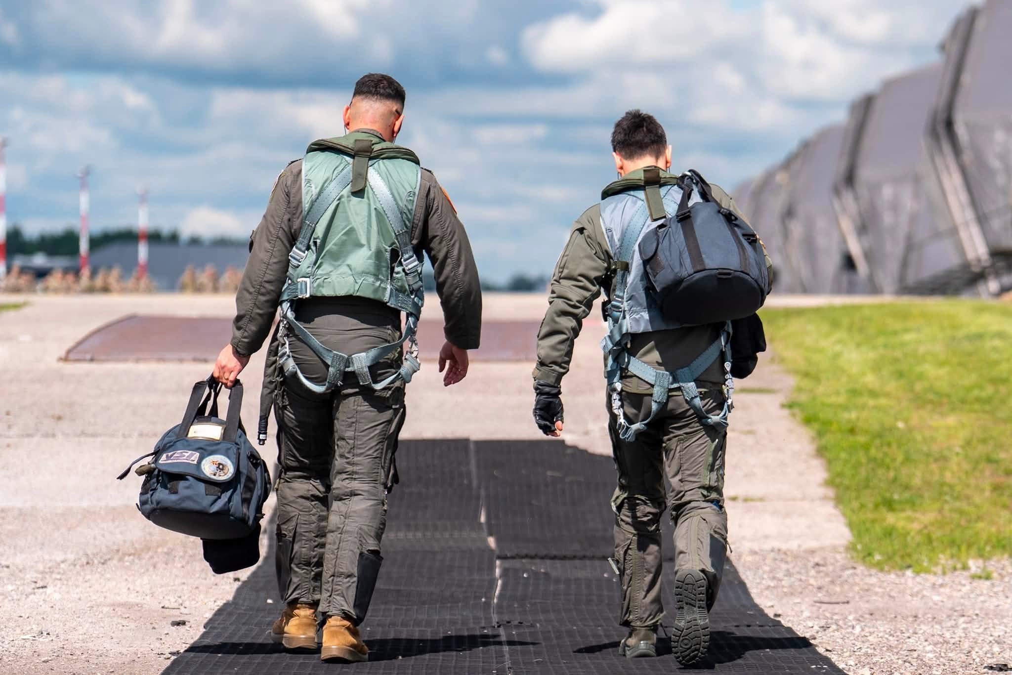 Militarii români care au doborât drone rusești în România și Lituania, înaintați în grad în mod excepțional