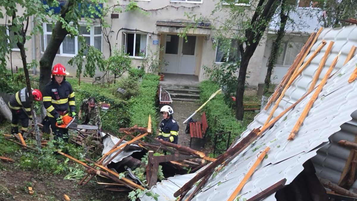 Patru mesaje RO-ALERT au fost emise în București în timpul furtunii. Mai multe străzi au fost inundate, traficul rutier a fost afectat, iar Metrorex a închis temporar stația Piața Victoriei 2
