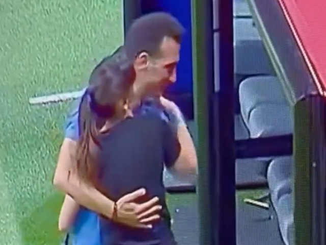 Foto | Lionel Scaloni și Elisa Montero, îmbrățișări și sărutări direct pe gazon, după Anglia