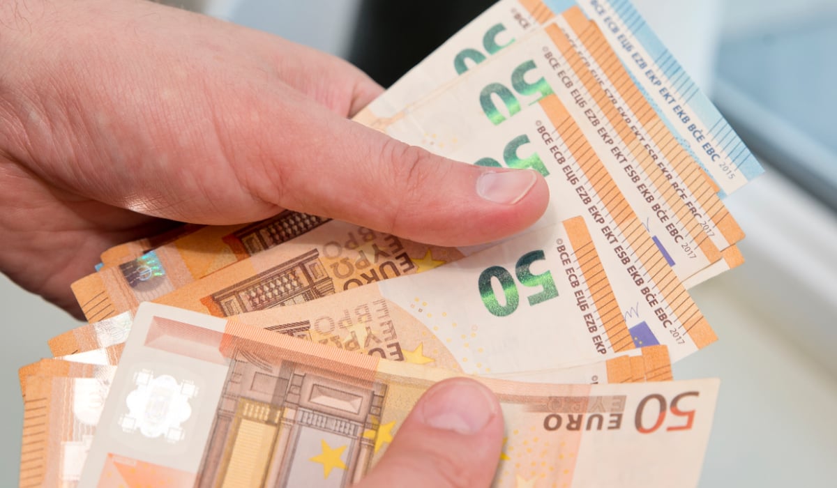 A găsit peste 10.000 de euro ascunși în dulapul restaurantului. Gestul făcut de proprietar