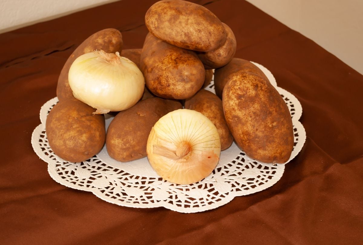 De ce să nu păstrezi cartofii lângă ceapă