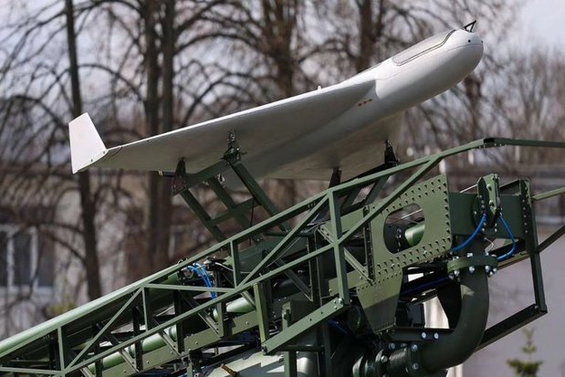 Polonia a crescut de 260 de ori cheltuielile pentru drone, la 7 miliarde dolari în 2026. România este rămasă în urmă, s-a dotat cu drone de supraveghere dar nu are drone de lovire pentru distante mici, medii şi mari. Ne lipsesc, structuri, centrele integrate de comandă şi tacticile de folosire a dronelor de atac în luptă