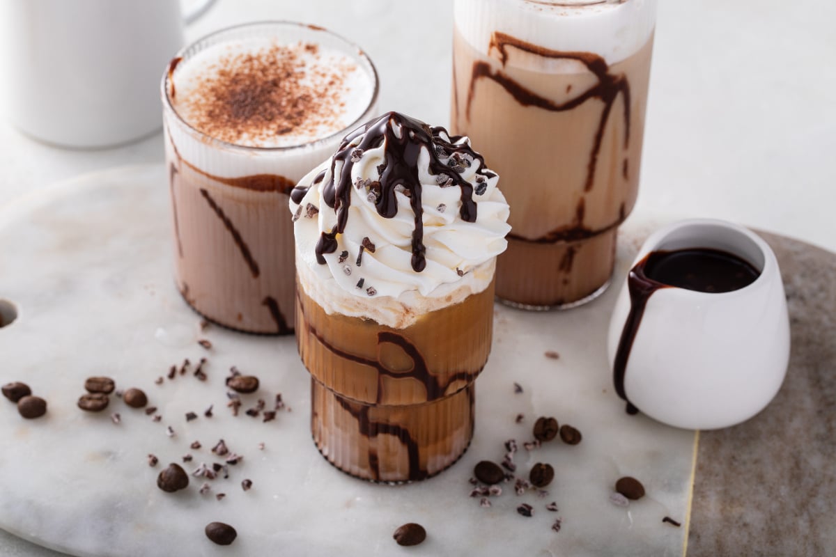 Uită de cafeaua fierbinte în iulie. 5 combinații inedite cu gheață pe care le poți pregăti în doar două minute