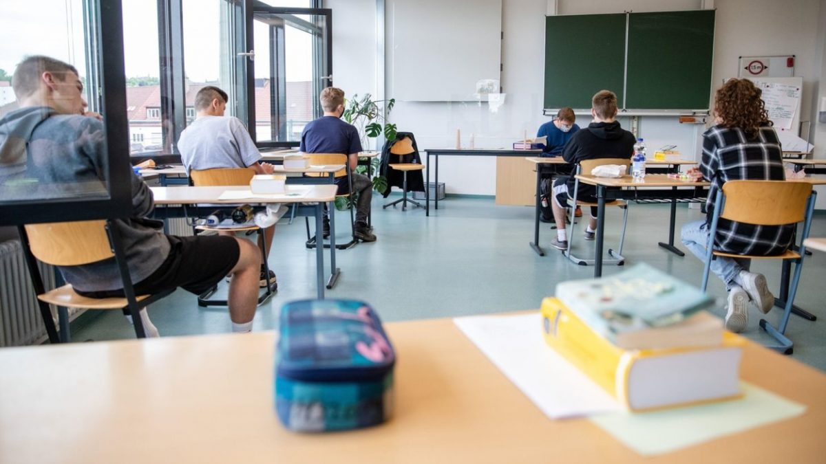 Bacalaureat 2026: Elevii susțin astăzi proba obligatorie a profilului, reprogramată din cauza caniculei. Elevii care nu au putut ajunge la examen din cauza furtunilor vor putea susține proba începând cu ora 13:00 – Aleph News
