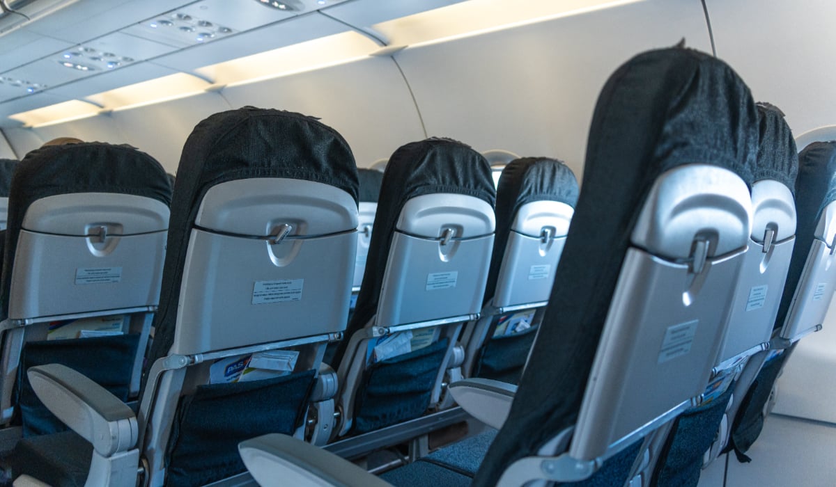 Avem sau nu voie să lăsăm scaunul pe spate în avion? O fostă stewardesă explică regula de aur pentru pasageri