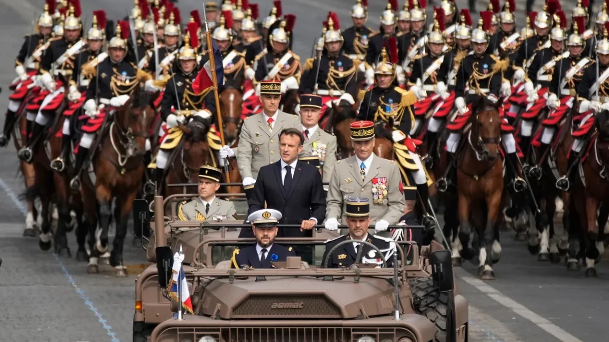Parada militară impresionantă de Ziua Franței, ultima găzduită de Macron. Participă și militarii români – Aleph News