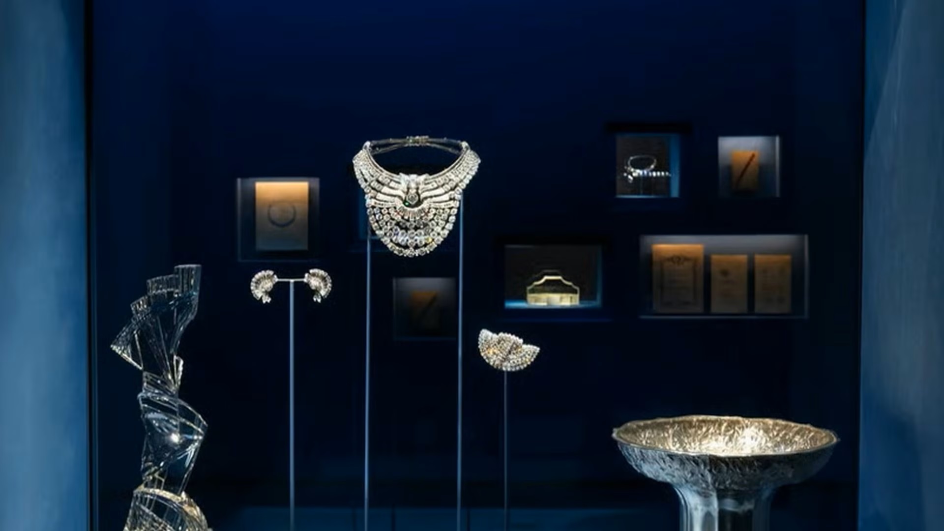 Hoții au furat un colier cu peste 600 de diamante, purtat de Regina Nazli în 1939. Europol trage un semnal de alarmă