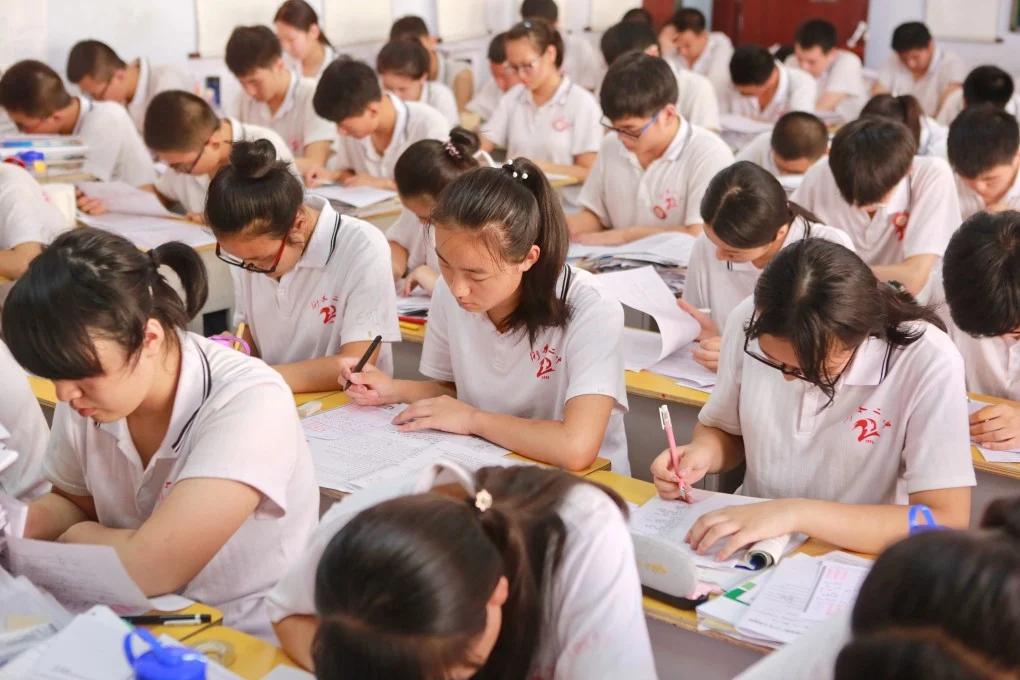 unii elevi petrec 9-10 ore pe zi la școală – Aleph News