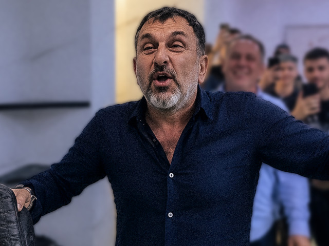 Nebunie în vestiar! Patronul a intrat cu o geantă de bani și a trântit-o în fața jucătorilor. Ce a urmat