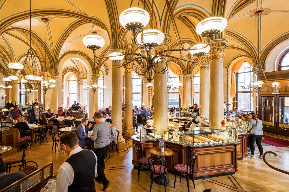 Cafenelele istorice din Viena păstrează ziarele tipărite pe mesele clienților. Unele localuri oferă gratuit până la cincisprezece publicații diferite zilnic
